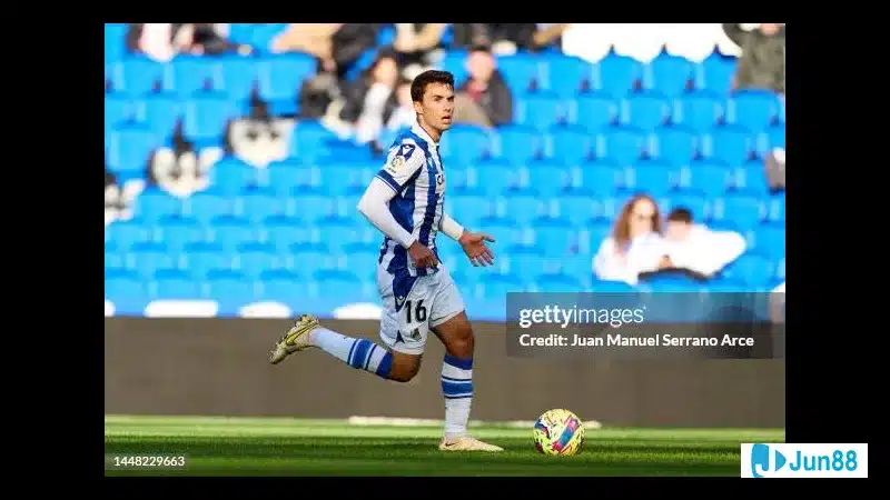Cầu thủ Real Sociedad đang nỗ lực giữ bóng trước áp lực từ hậu vệ của Rayo Vallecano
