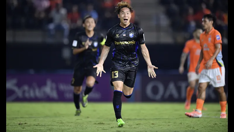 Cầu thủ Gamba Osaka đang tiến vào vòng cấm và chuẩn bị tung cú sút vào khung thành đối…