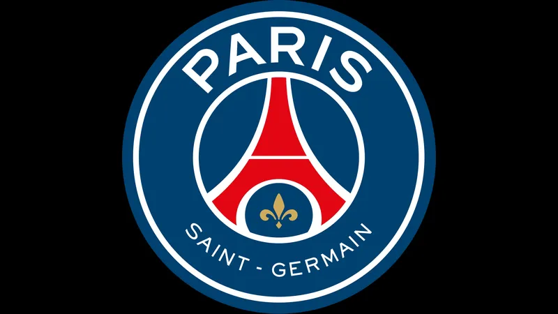Cầu thủ PSG đang tung cú sút mạnh vào khung thành Marseille